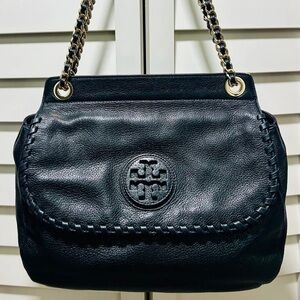 Tory Burch purse.. excellent used condition
Shoulder or crossbody